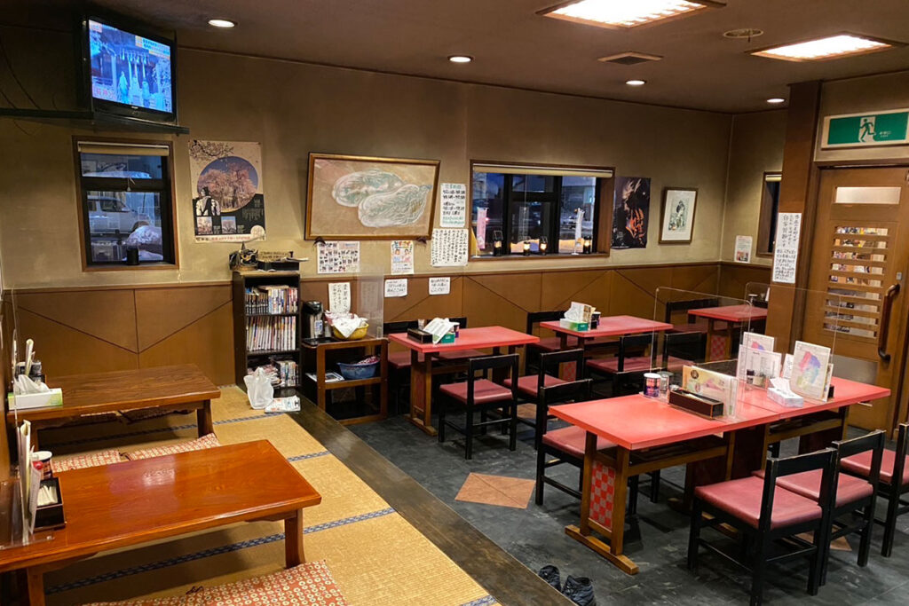 新来軒店内